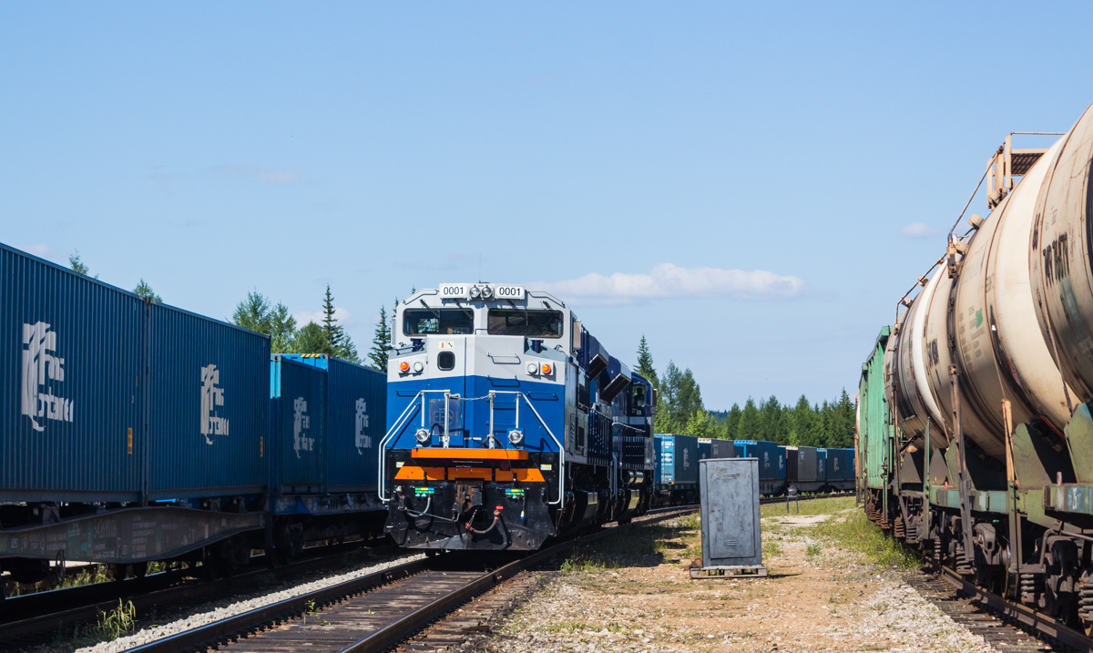 2TE3250 LNG-diesel locomotive manufactured by Progress Rail at Aldan station, July 2021