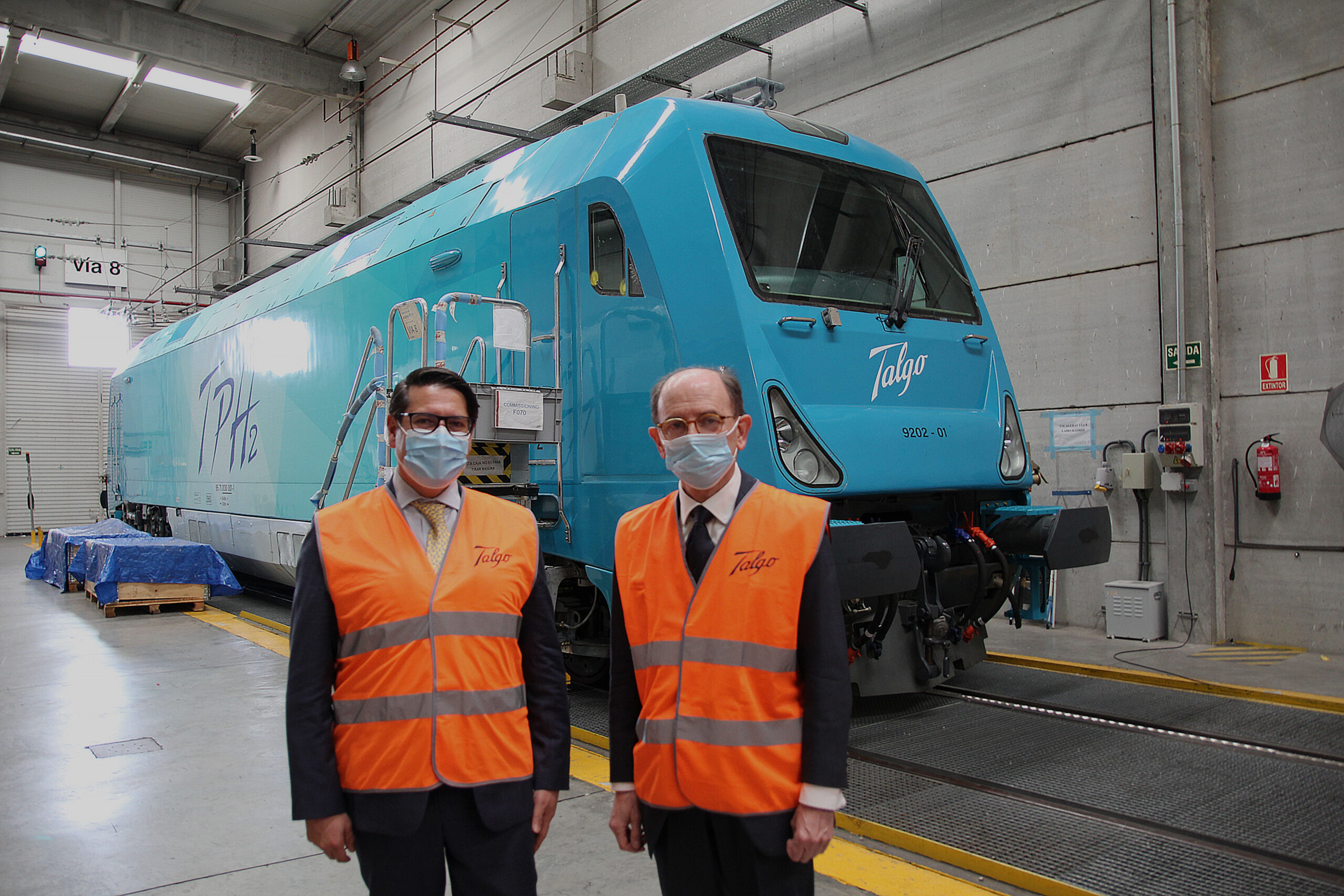 EIB Vice President Ricardo Mourinho Félix (left) and Talgo President Carlos Palacio (right) in front of the TPH2 hydrogen locomotive
