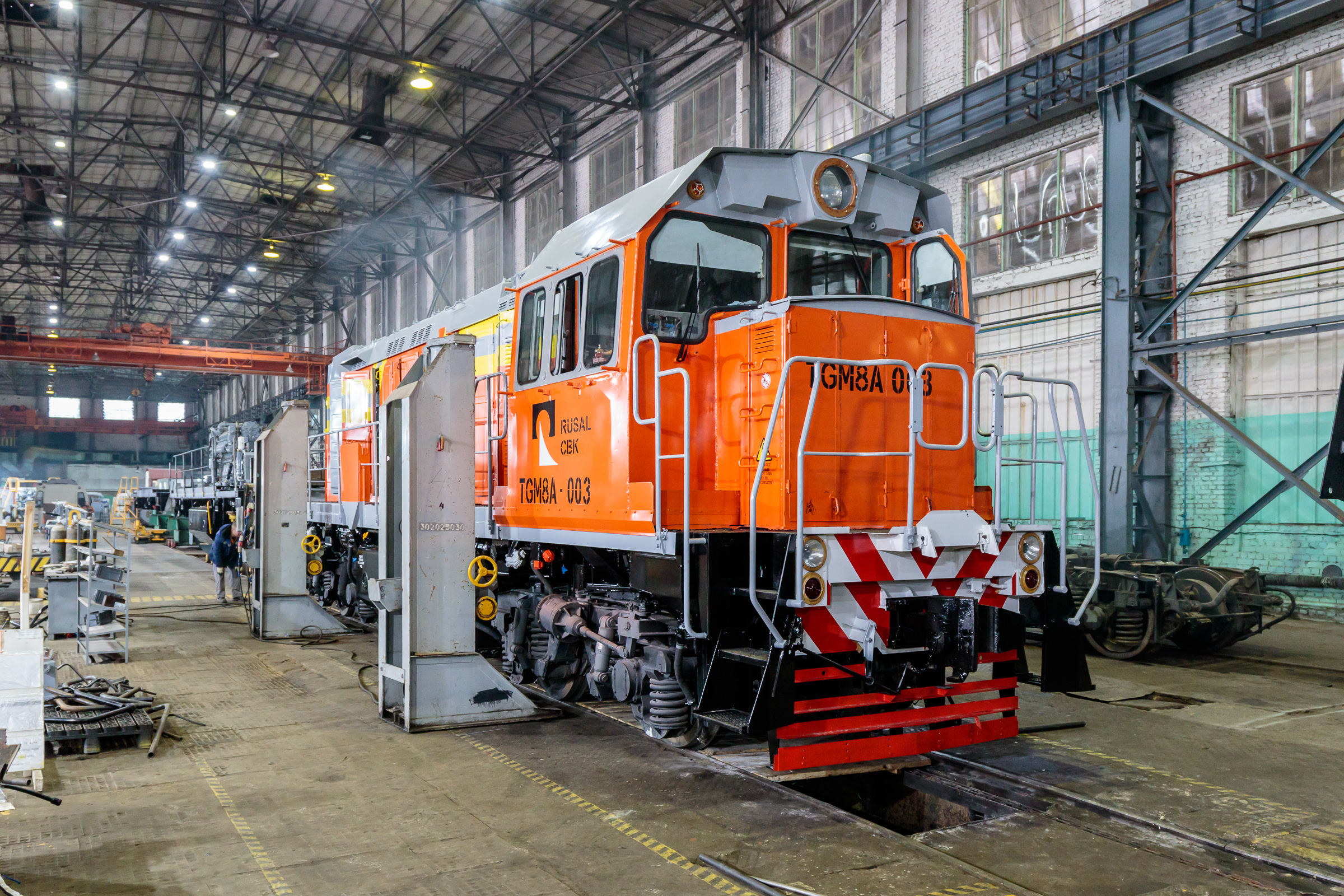 TGM8A shunter on the assembly line of Lyudinovo Diesel Locomotive Plant. Author: Sergey Kalinov