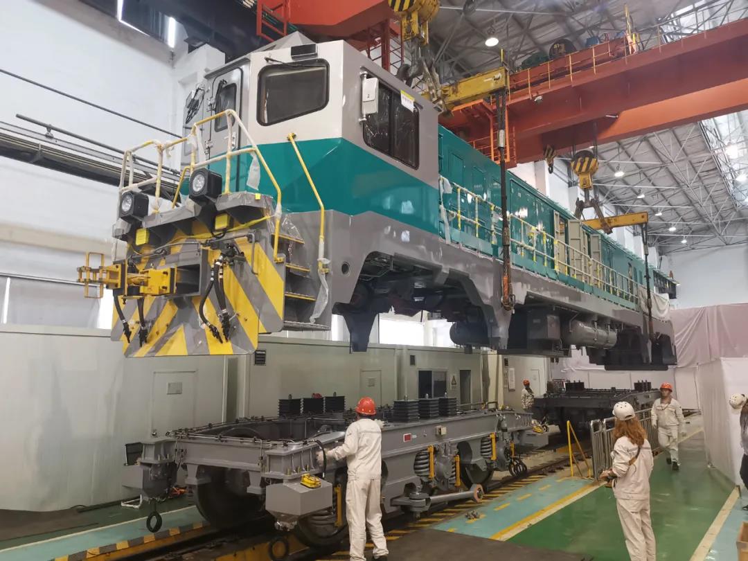 Final assembly of the battery locomotive at the Zhuzhou Locomotive plant