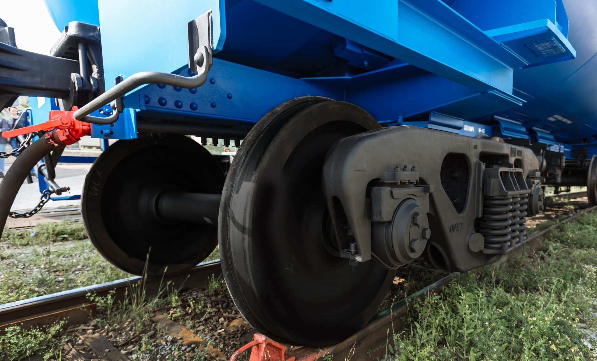 Freight car bogie with tapered roller bearing
