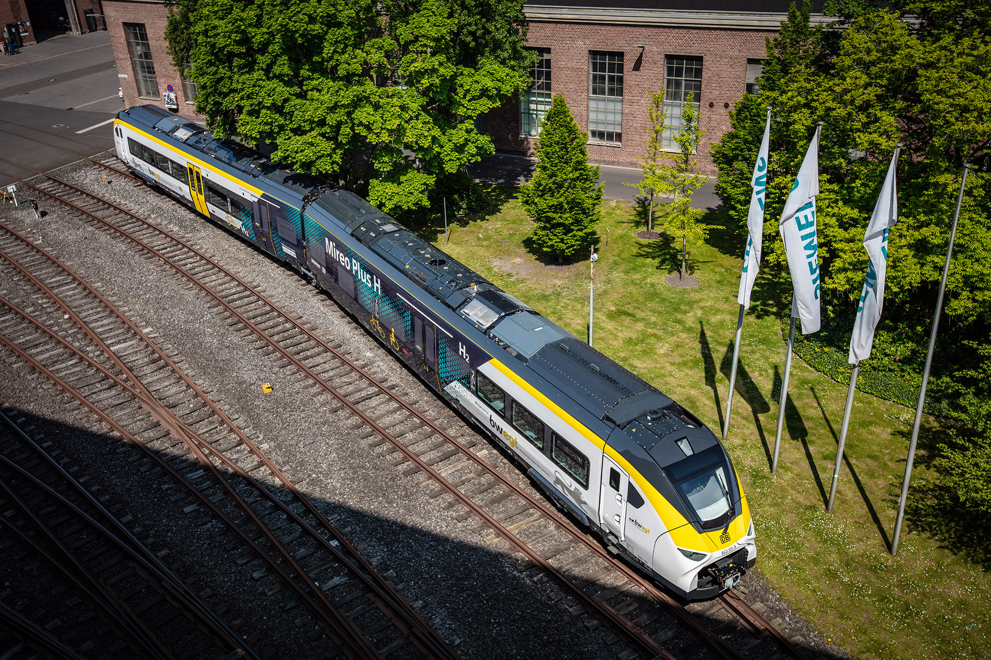 Mireo Plus H hydrogen train at the plant in Krefeld (aerial view)