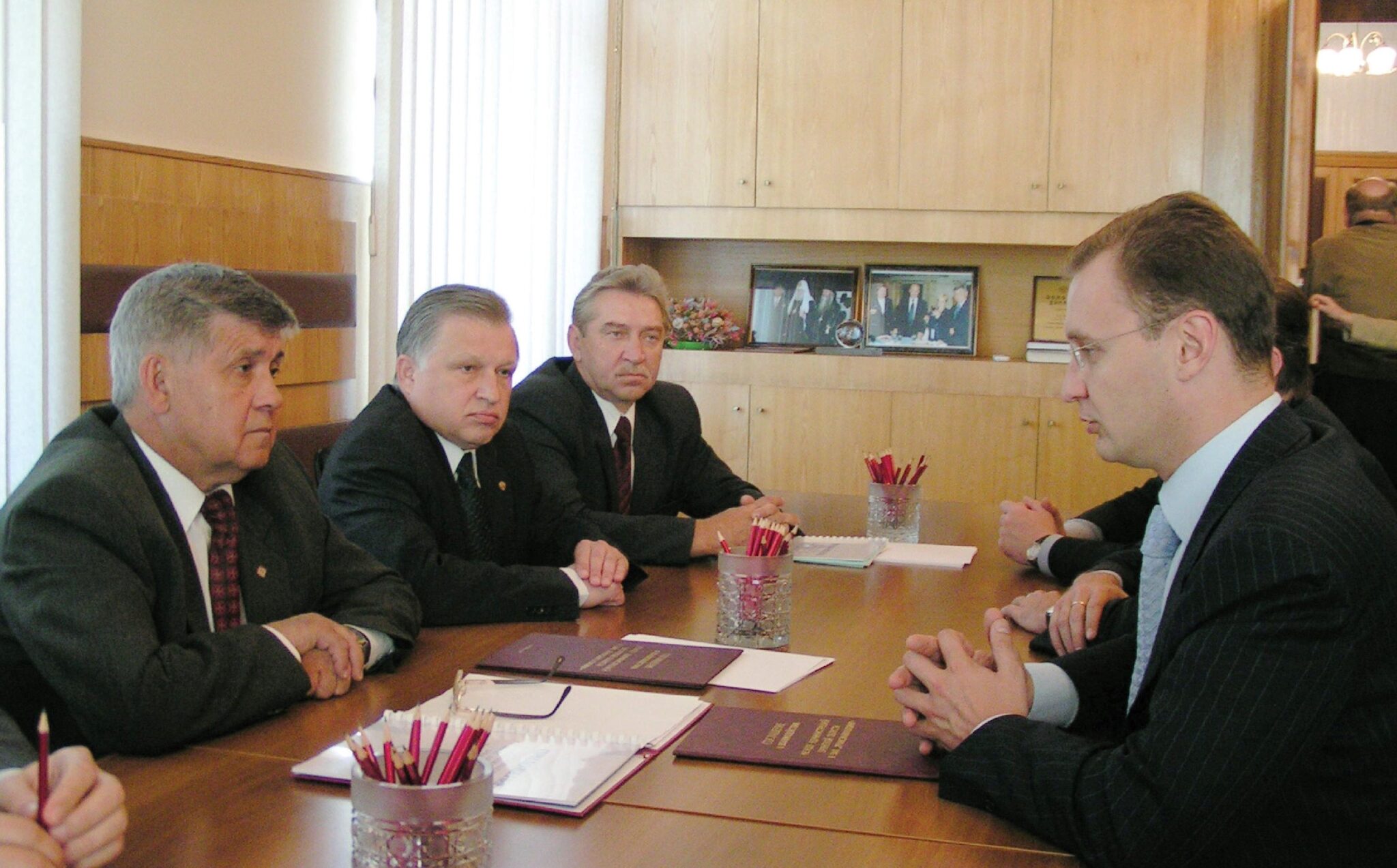 The signing of the first cooperation agreement between the Governor of the Bryansk Region Yuri Lodkin and Chairman of the TMH Board of Directors Dmitry Komissarov (right). April 2004