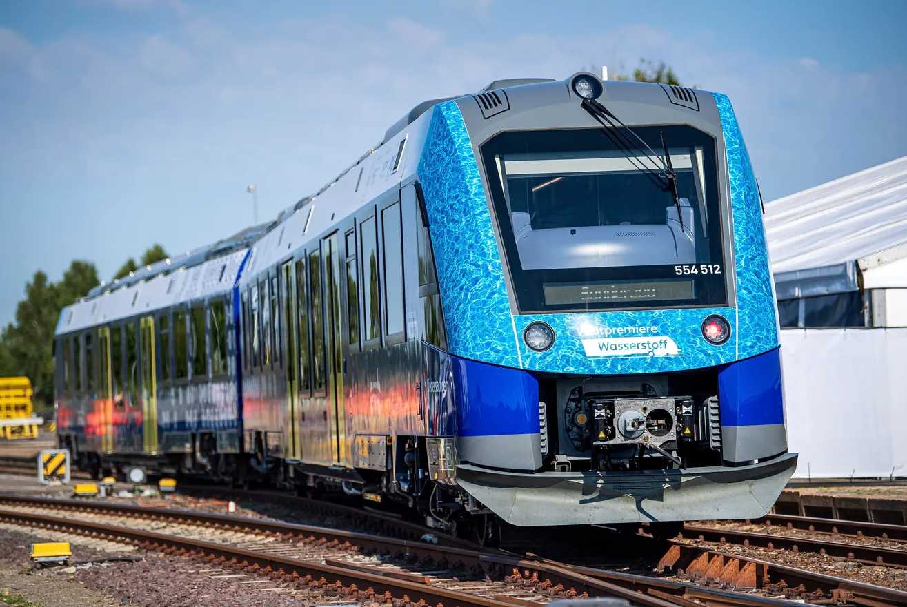 Alstom Coradia iLint train at Bremerwerde station on the day when the commercial operation begins, August 24, 2022