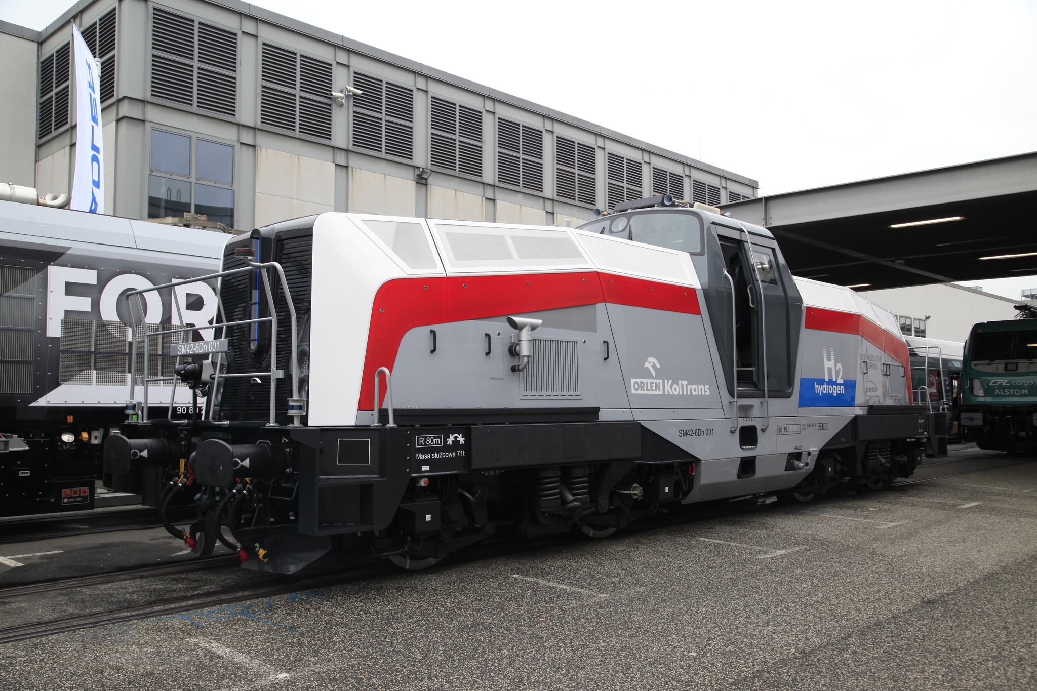 SM42-6Dn hydrogen shunting locomotive by Pesa