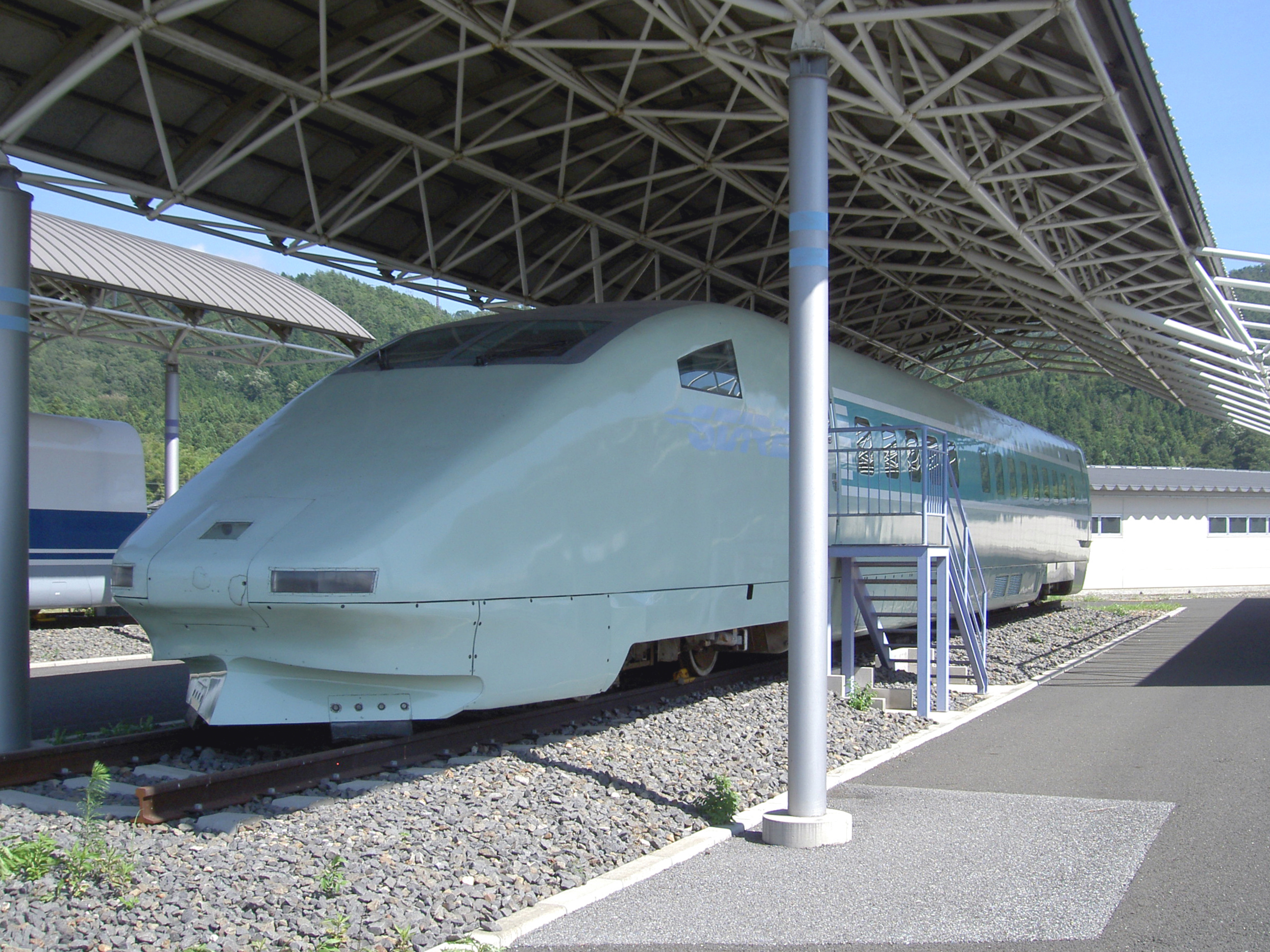 Semi-set of experimental 952 series (STAR 21) high-speed electric train at RTRI