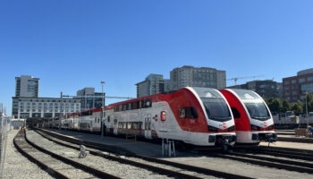 Caltrain introduces the KISS double-deck EMUs by Stadler for California