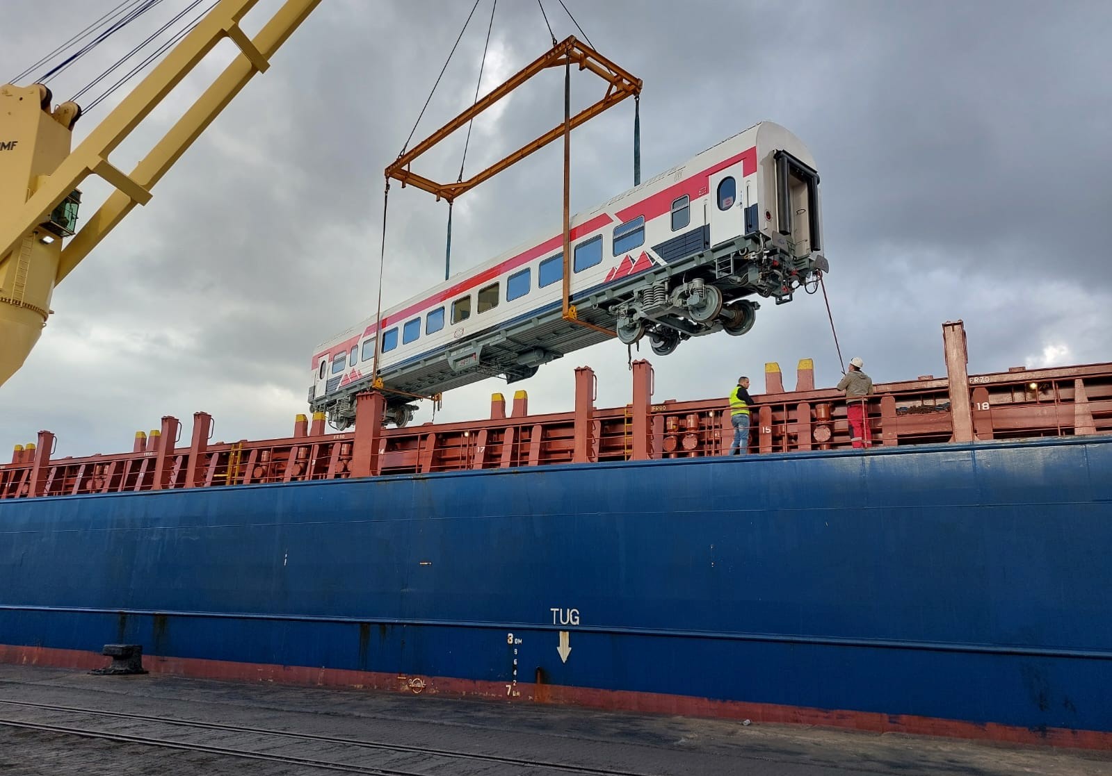 Unloading of a third-class coach for ENR at the port of Alexandria