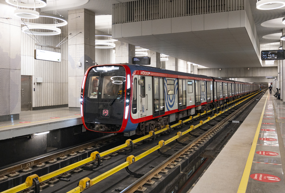 Moskva-2020 metro train at Terekhovo station
