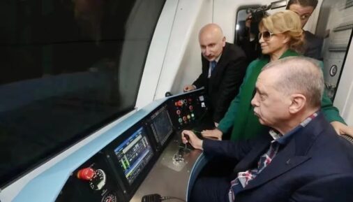 Delegation with the Türkiye’s President Recep Tayyip Erdoğan (forefront) and the Minister of Transport and Infrastructure Adil Karaismailoğlu (on the left of background) in the driver’s cab of a CRRC EMU