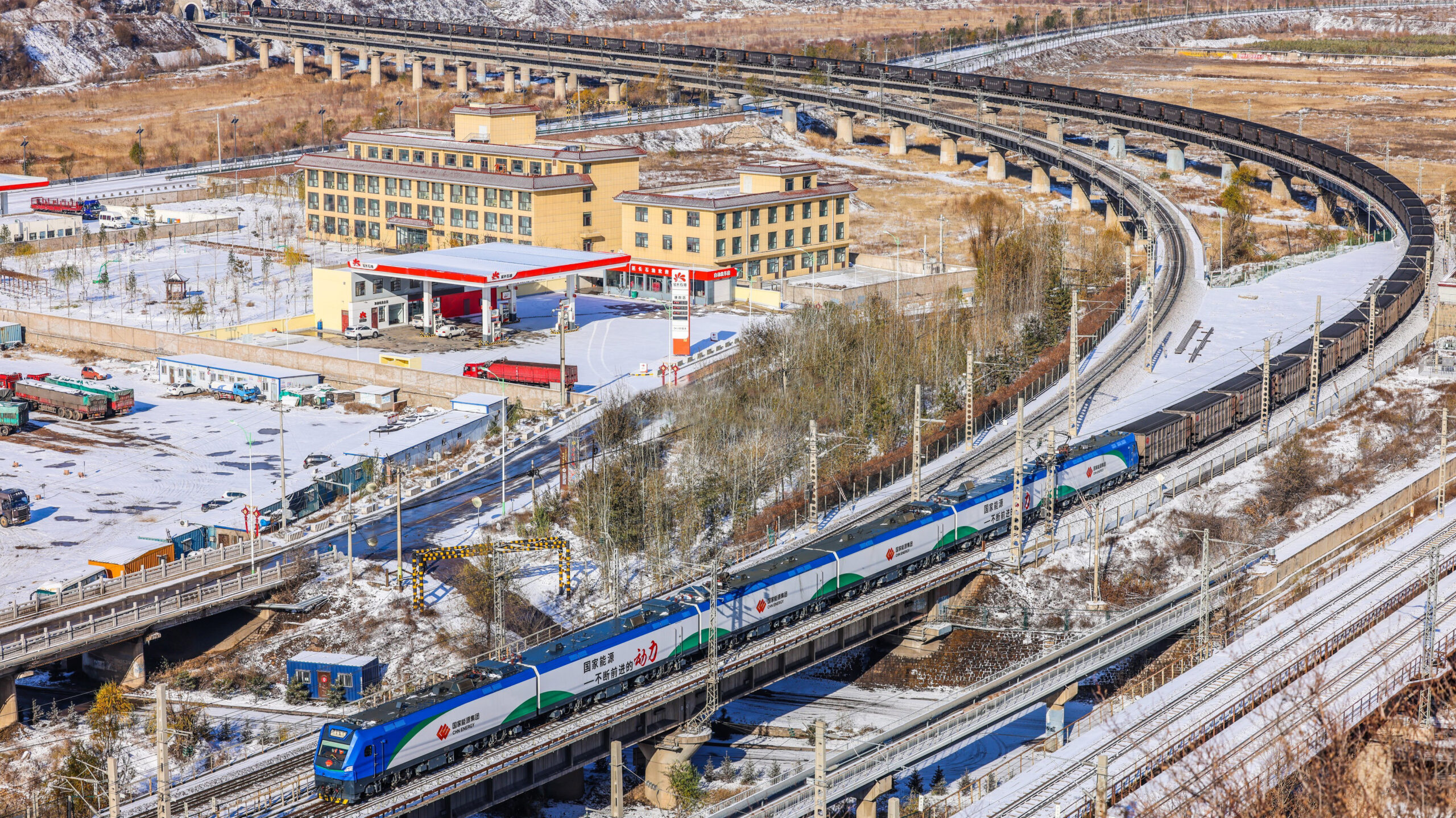 Electric freight locomotive Shen24 carries coal at Shenmu–Shuozhou route