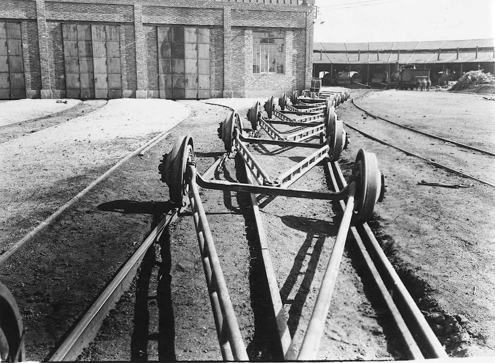 First test of the triangular steelworks designed by Goicochea, it was hauled by a steam locomotive
