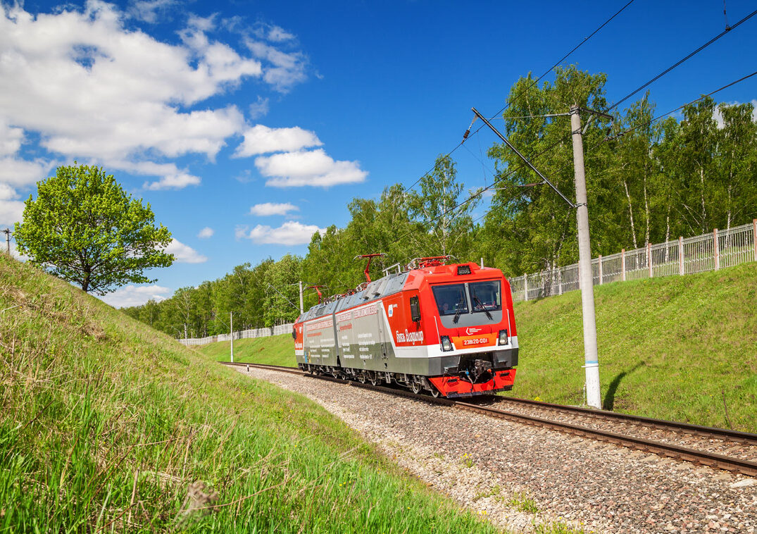 Testing of 2EV120 electric locomotive at VNIIZhT’s test loop, May 2016