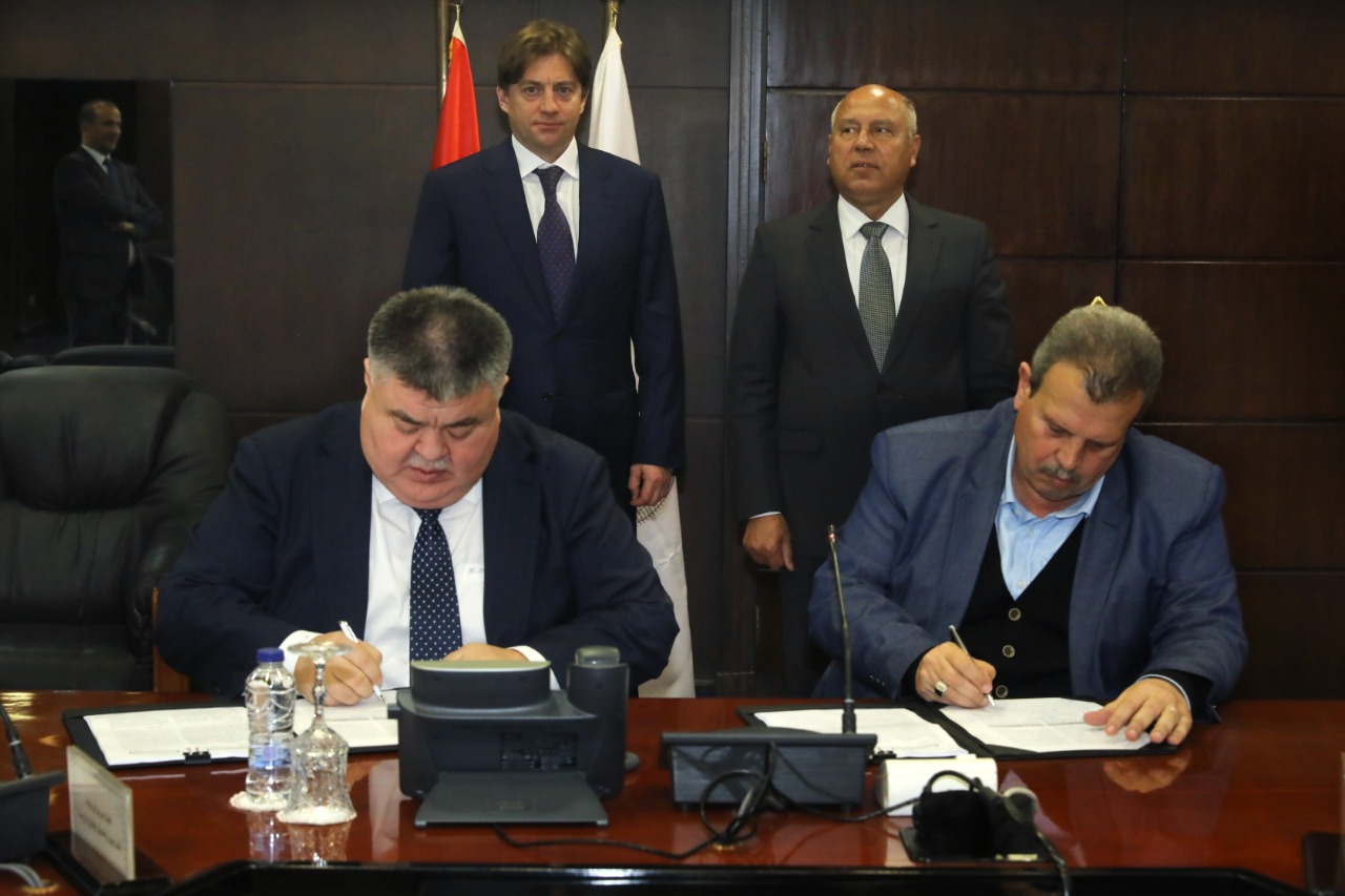 Signing of the agreements on maintenance of coaches between TMH and ENR. In the foreground from left to right: TMH Vice President Sergo Kurbanov, Head of ENR Mohamed Amer. In the background from left to right: TMH CEO Kirill Lipa, Egyptian Transport Minister Kamel al-Wazir
