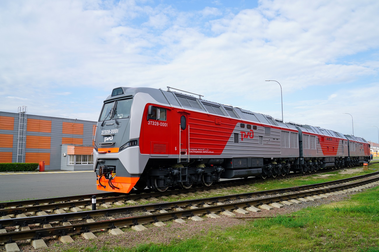 3TE28 diesel locomotive in RZD’s livery at the Bryansk Engineering Plant