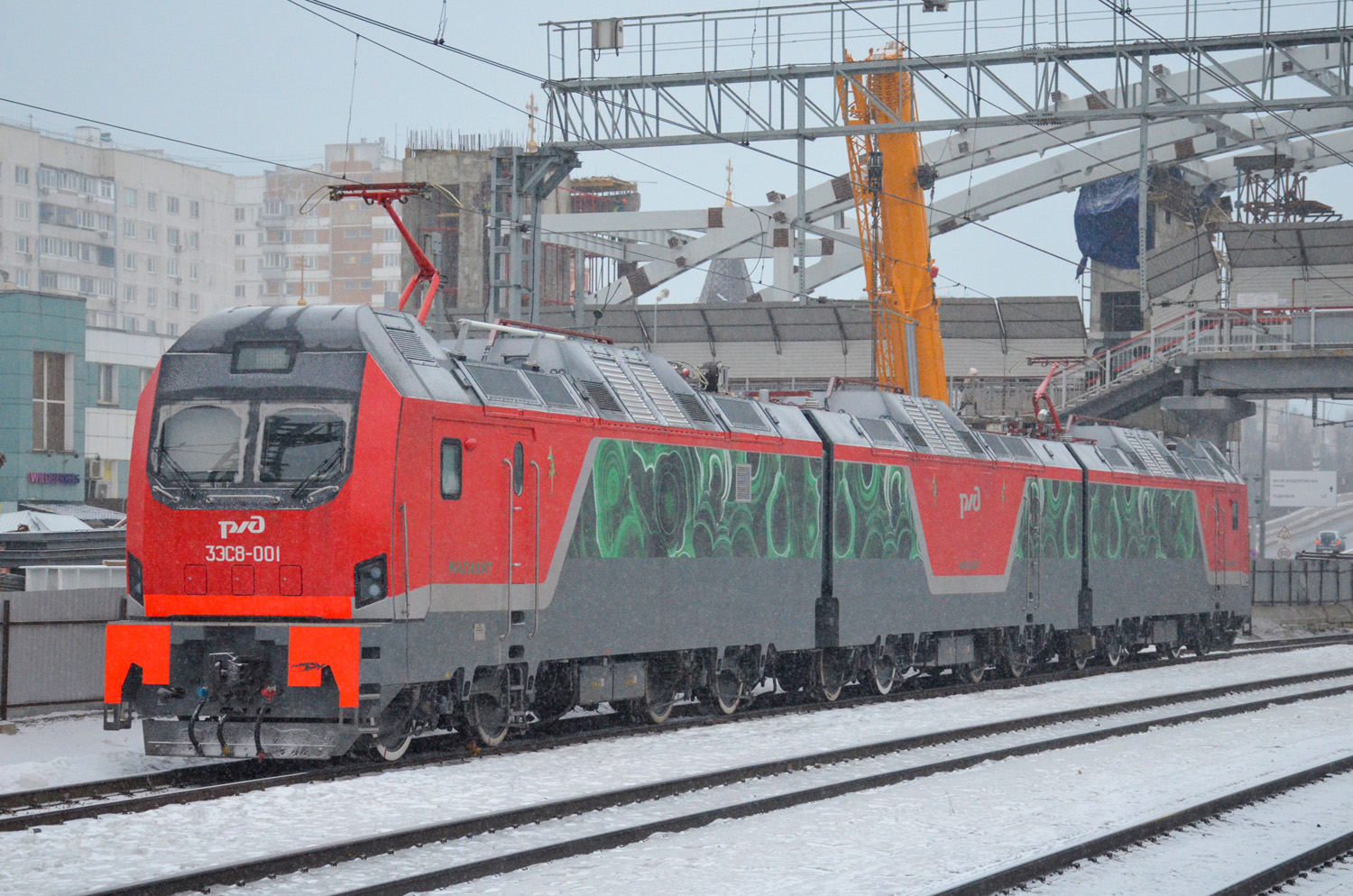 Malakhit 3ES8 electric locomotive at Scherbinka station