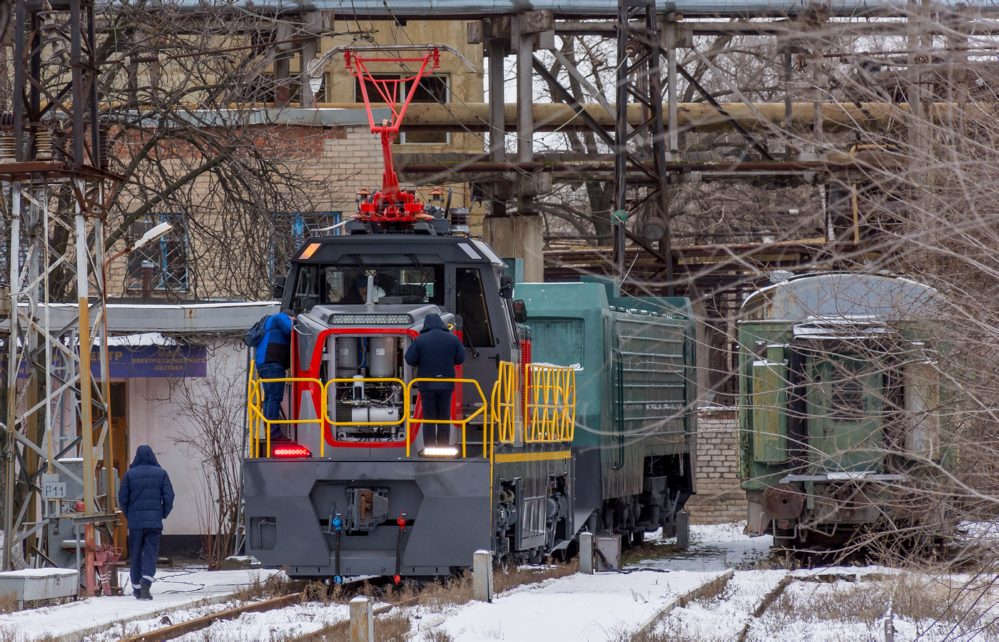 EMKA2 shunting catenary and battery-powered locomotive in RZD’s livery at the Novocherkassk Electric Locomotive Plant, January 2023