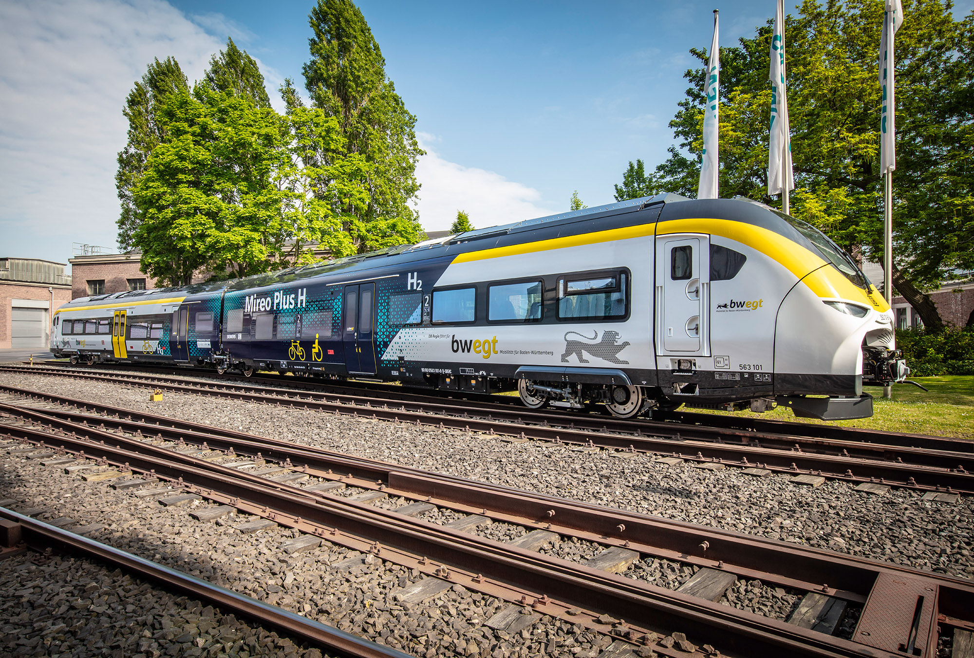 The Mireo Plus H hydrogen train at a plant in Krefeld