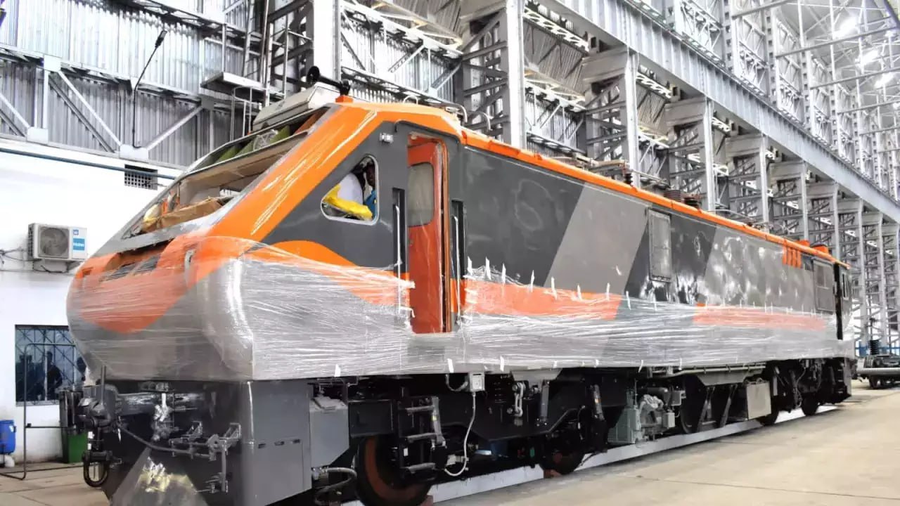 A 4.4 MW single-cab electric locomotive for push-pull trains of Indian Railways