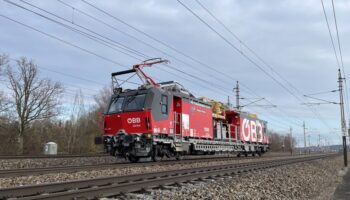 Plasser & Theurer tests a catenary construction and maintenance vehicle