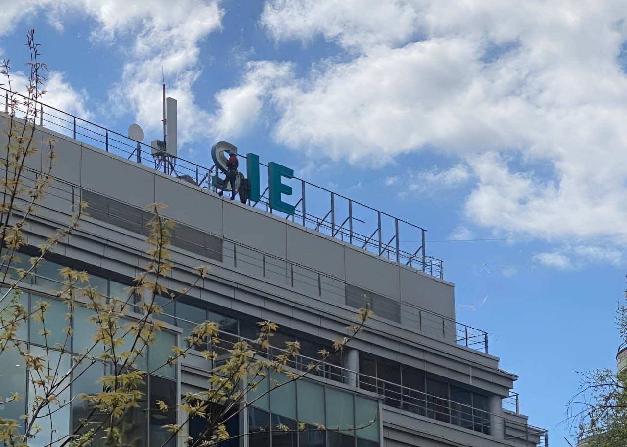 Dismantling a roof signboard of the Siemens Moscow office