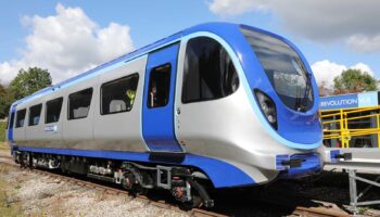 Battery-only very light rail vehicles ordered in the UK