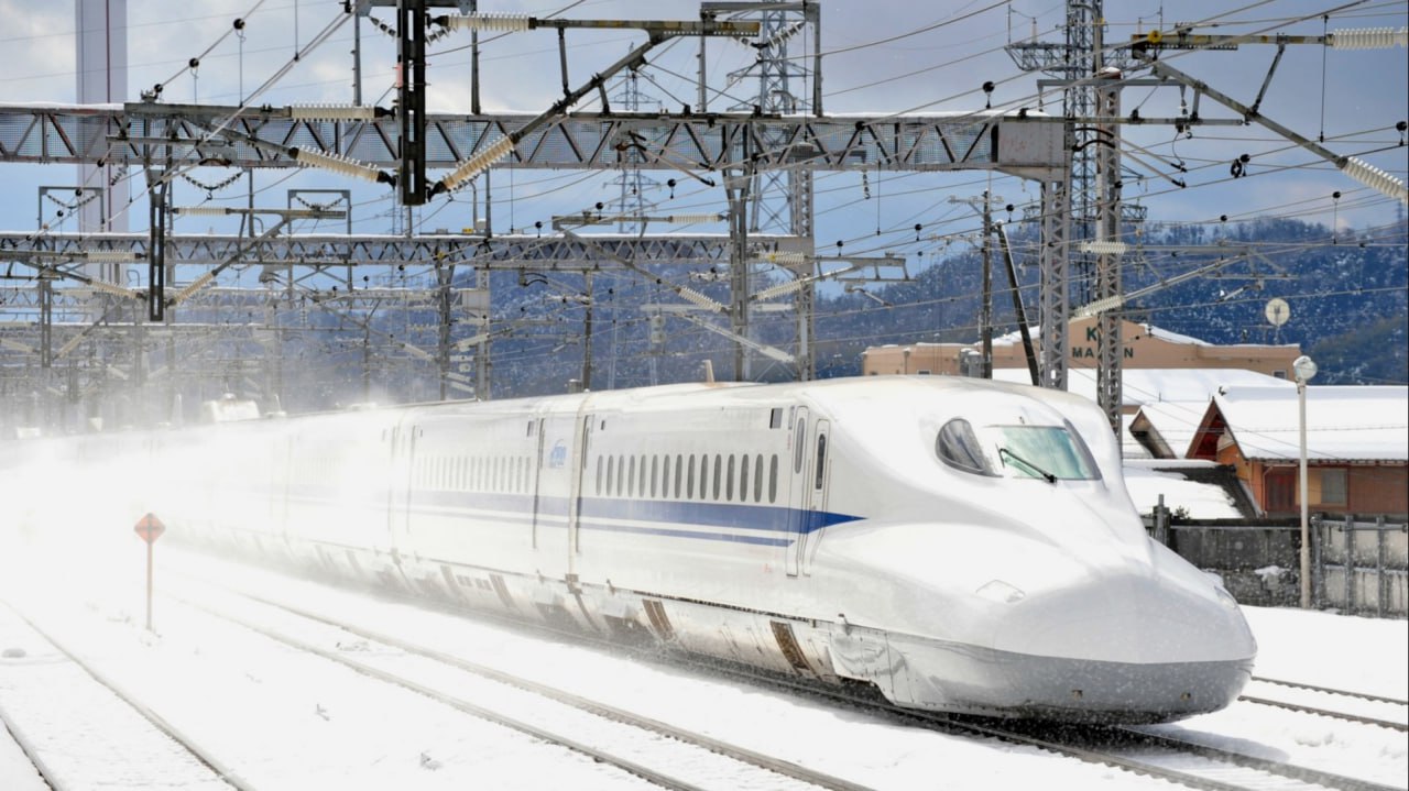 The high-speed train on the Tokaido–Shinkansen line between Nagoya and Kyoto