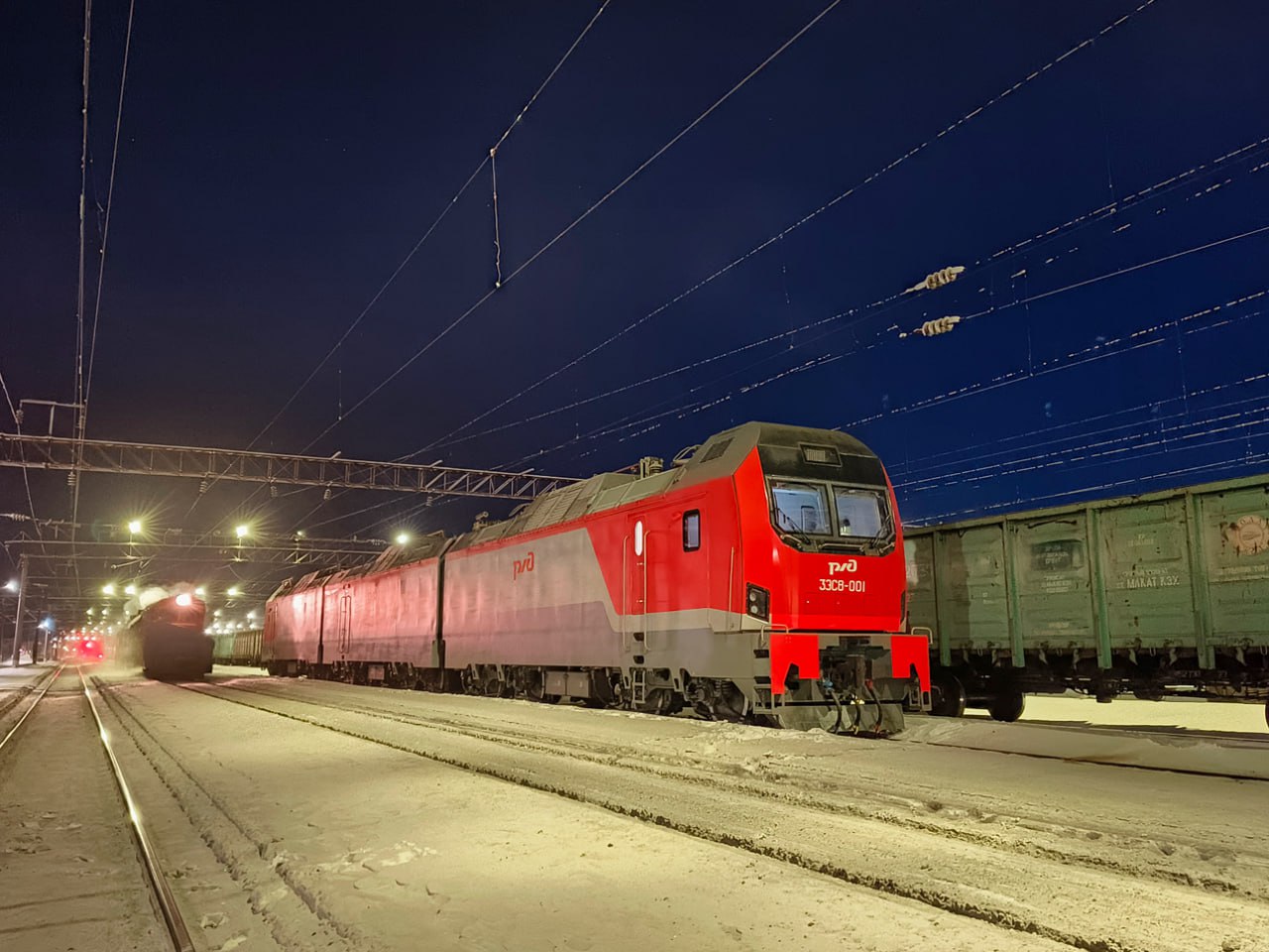 The Malakhit 3ES8 electric locomotive at a station in the Vologda region