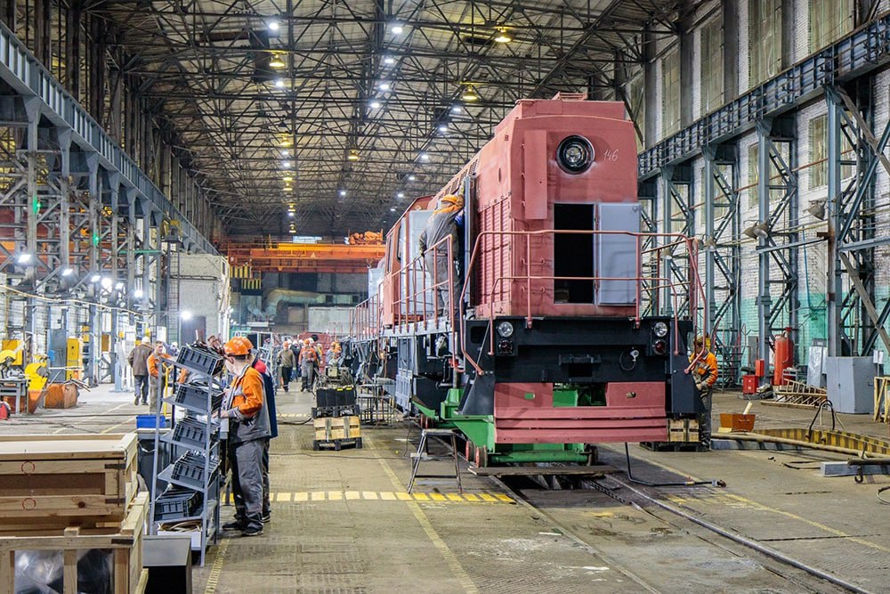 Assembly of the TEM9 shunting locomotive at the Lyudinovo Diesel Locomotive Plant
