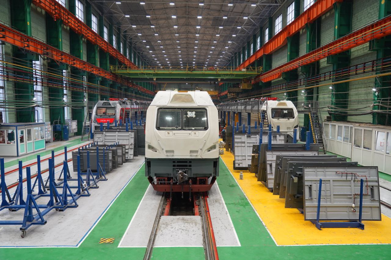 The manufacture of electric locomotives with new cabs at TMH locomotive plant in Novocherkassk
