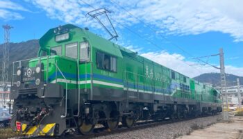 CRRC catenary-battery locomotives tested under low temperatures