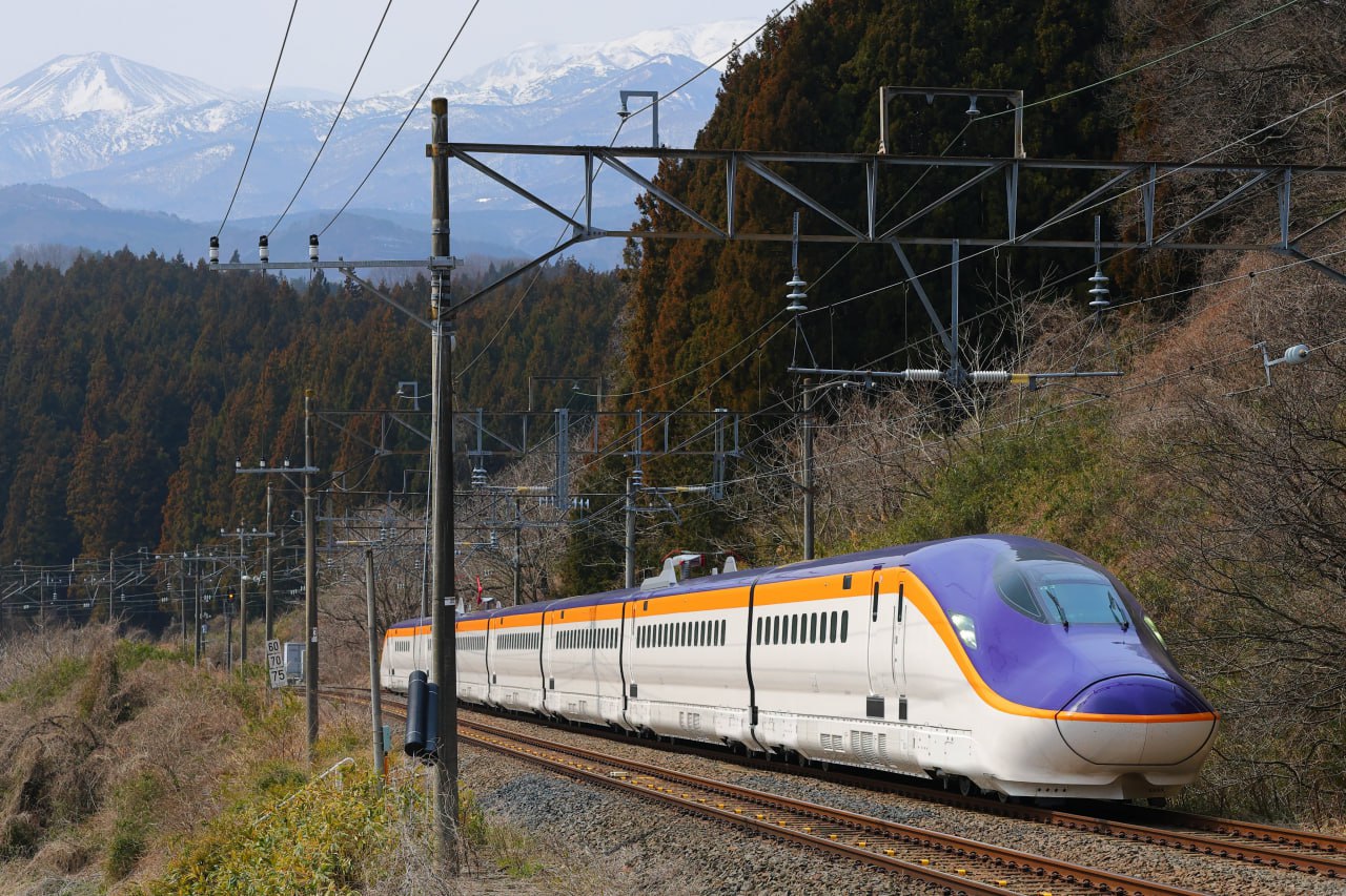 The first high-speed E8 EMU by Kawasaki Rail and Hitachi Rail on the Tokyo–Shinjō line