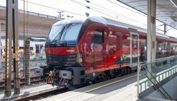New-generation locomotive-hauled Railjet train enters service in Austria