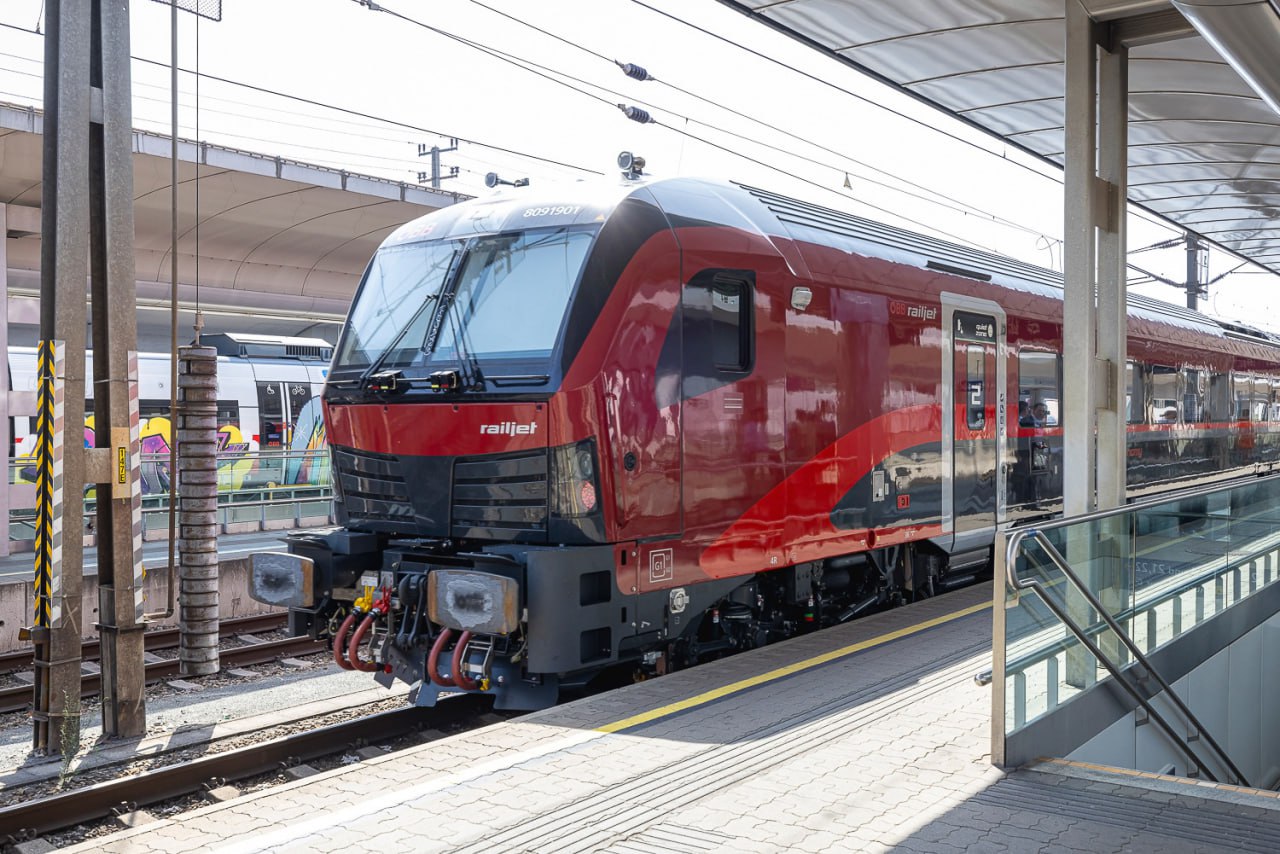 The new locomotive-hauled train for the Railjet service