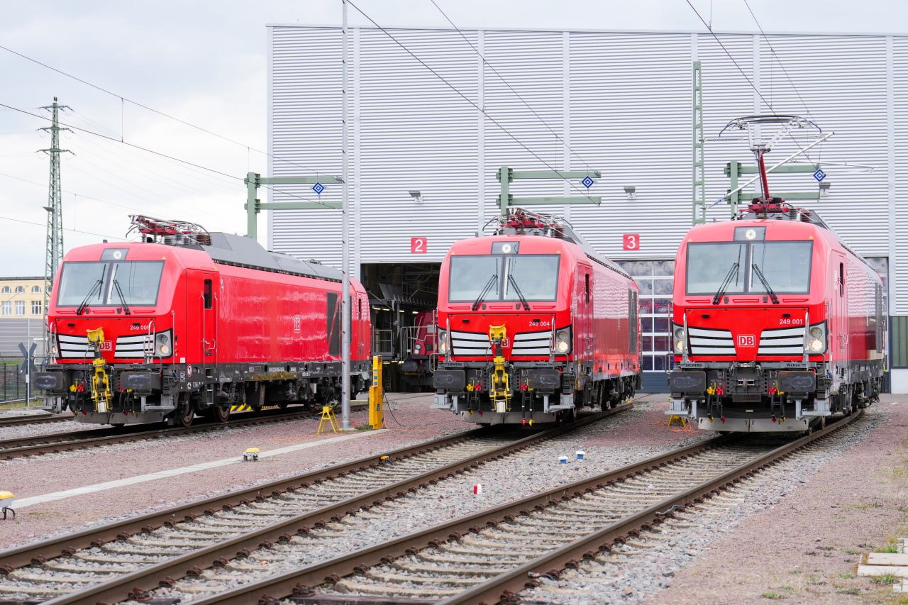The presentation of the hybrid Vectron Dual Mode Light locomotives from Siemens Mobility in Halle