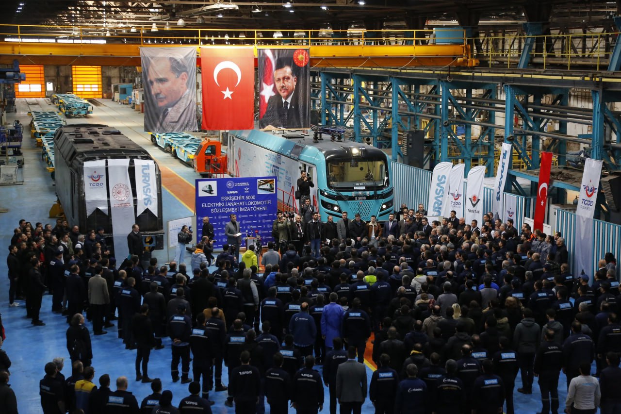 At the ceremony of signing the contract between Türasaş and TCDD at the Eskisehir site