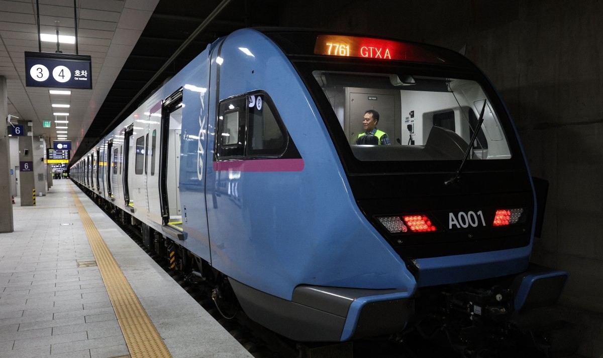 The A000 EMU at the Dongtan station