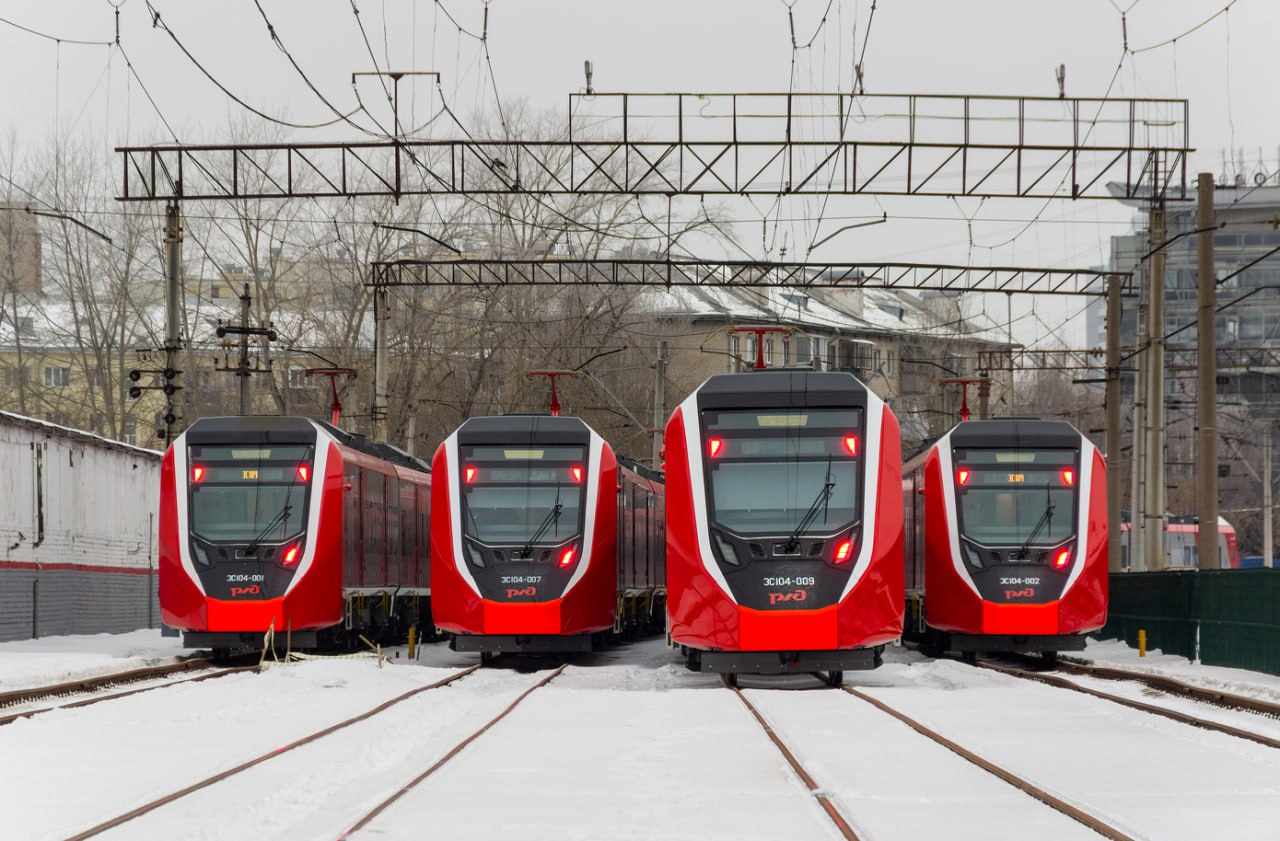 The ES104 Finist EMUs at Shartash station, Sverdlovsk region